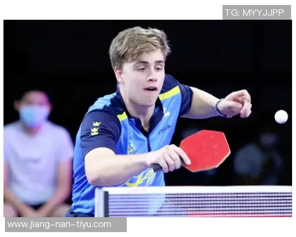 足球场上的球星行为解析:从场内表现到场外风波的深度剖析 足球场上的球星行为解析:从场内表现到场外风波的深度剖析