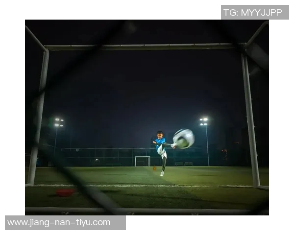 足球巨星射门瞬间定格完美瞬间展现力量与技巧 足球巨星射门瞬间定格完美瞬间展现力量与技巧