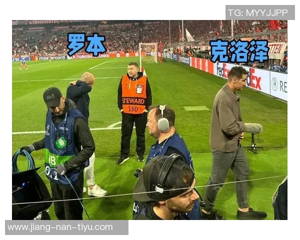 震撼球星进场瞬间全场沸腾足球热血点燃无限激情时刻 震撼球星进场瞬间全场沸腾足球热血点燃无限激情时刻